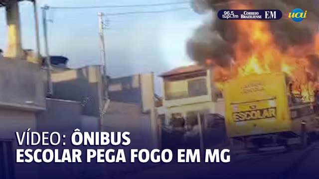 Ônibus escolar pega fogo em Minas