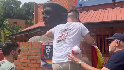 Instante en el que Madame Returns ha colocado la bandera de España mientras el resto de la asociación pintaba al busto del Che.