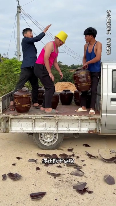 मोटे आदमी ने मटका फोड़ दिया  Moty Admi Ne Mataka Phod Diya #viral #shorts Moty Admi Ne Mataka Phod Diya #viral #shorts