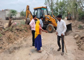 下载视频: भौरंगी धाम गोशाला के रास्तें से अतिक्रमण हटाया, दो जेसीबी से किया ध्वस्त....देखें यह वीडियो