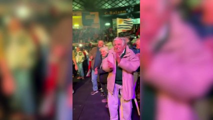 Mujica bailando en el acto del Frente Amplio