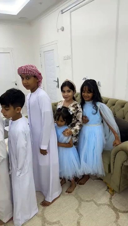 يأتي الأطفال لأخذ المال