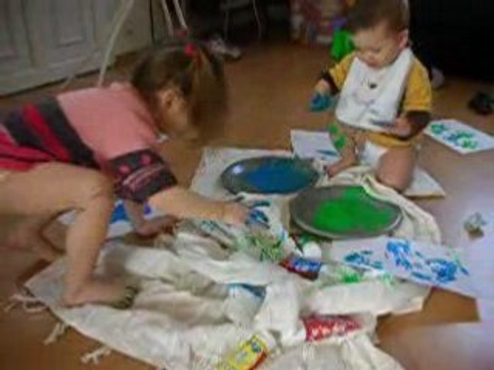 peinture aux doigts et aux pieds