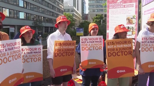 영국 의사 파업... 초임 의사 임금, 최저임금 수준 / YTN