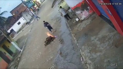 Homem tenta usar combustível para acender fogueira e vira “tocha humana”