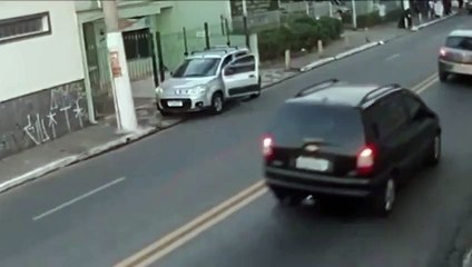 Milagre? Motorista deixa carro um minuto antes de veículo ser esmagado por ônibus