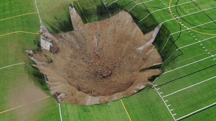 美 축구장에 거대한 싱크홀...조명탑 집어삼켜 / YTN