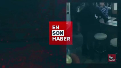 Tabureye otururken dengesini kaybeden çift