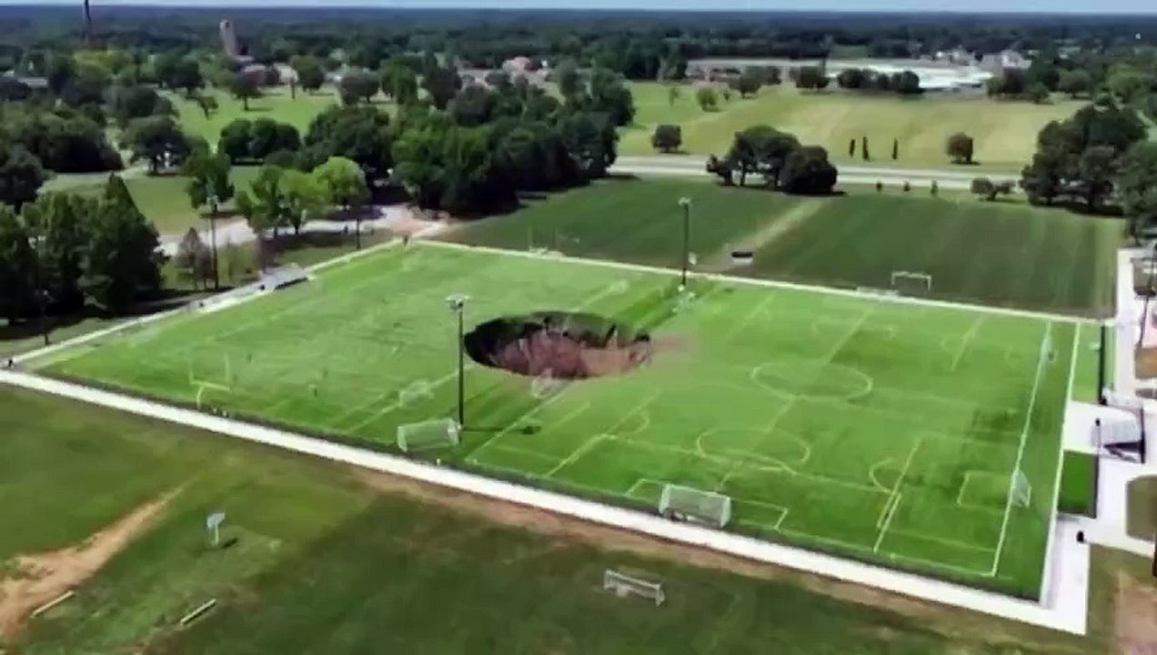 Socavón de 30 metros se traga parte de un campo de fútbol en Illinois