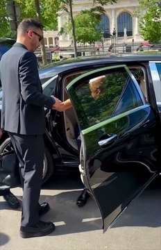 #Arrivée à #Paris de Giorgio Armani, 89 ans, #styliste #italien , cofondateur de la société #GiorgioArmani S.p.A, connu pour ses #créations de #vêtements de #luxe ou #parfums #masculins et #féminins. Sa fortune est estimée à environ 7,2 milliards