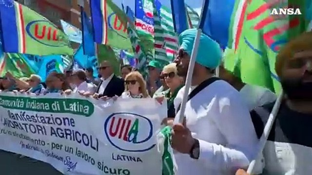 Latina, i braccianti indiani in strada contro caporalato e sfruttamento