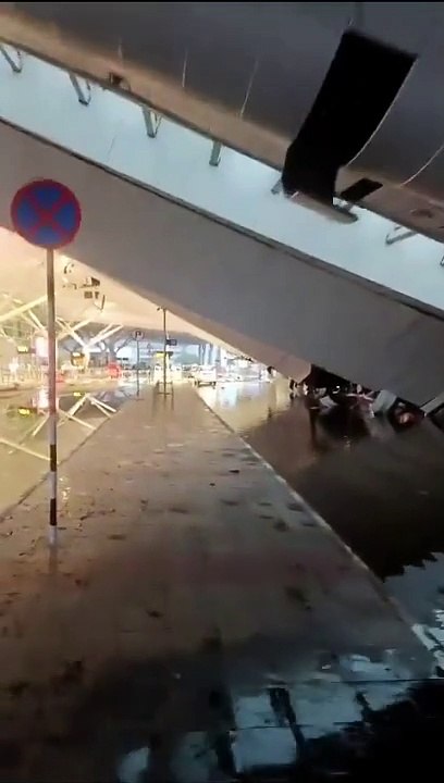4 people were injured after a roof collapsed at the  of Delhi airport Terminal-1