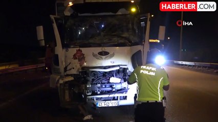 Tıra arkadan çarpan kamyonetin sürücüsü şoför kabininde sıkıştı