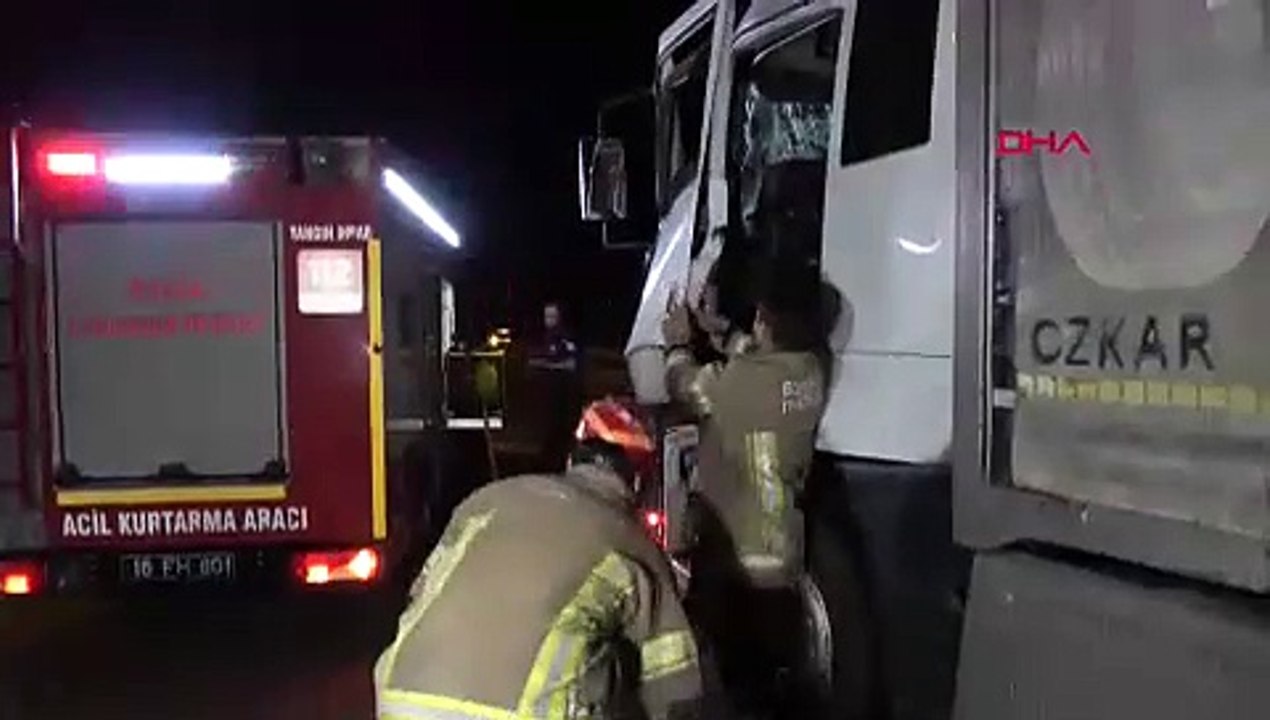 BURSA'da seyir halindeki TIR'a çarpan kamyon sürücüsü kabin içinde sıkıştı (VİDEO EKLENDİ)