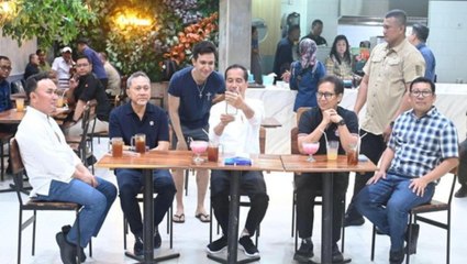 Minum Es di Palangkaraya Mal, Presiden Jokowi Sapa dan Selfi Bersama Warga