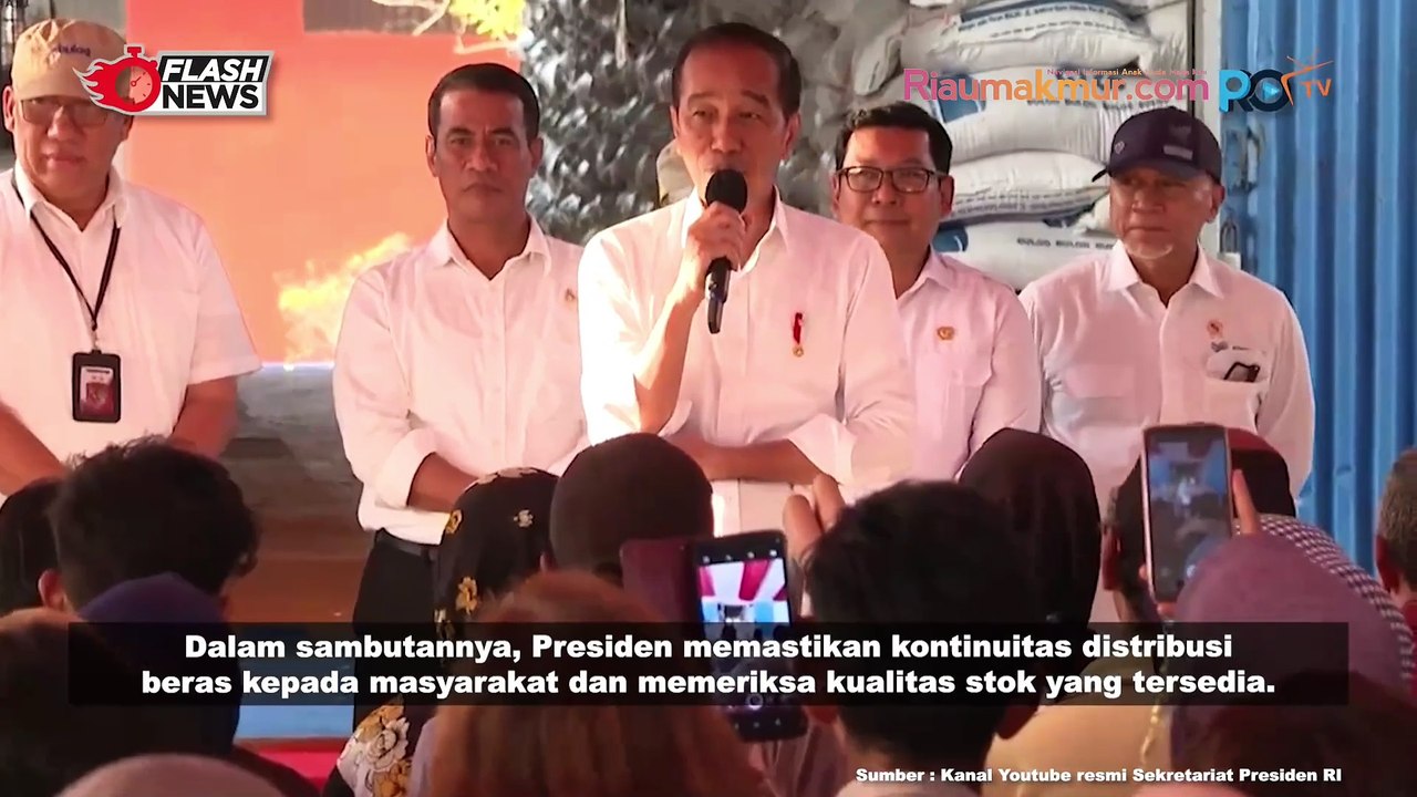Jokowi Tinjau Stok Beras dan Serahkan Bantuan Cadangan Pangan di Palangkaraya