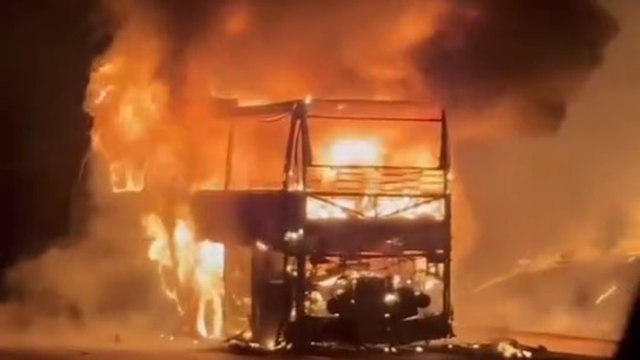 Adana'da yolcu otobüsü alev alev yandı; o anlar kamerada