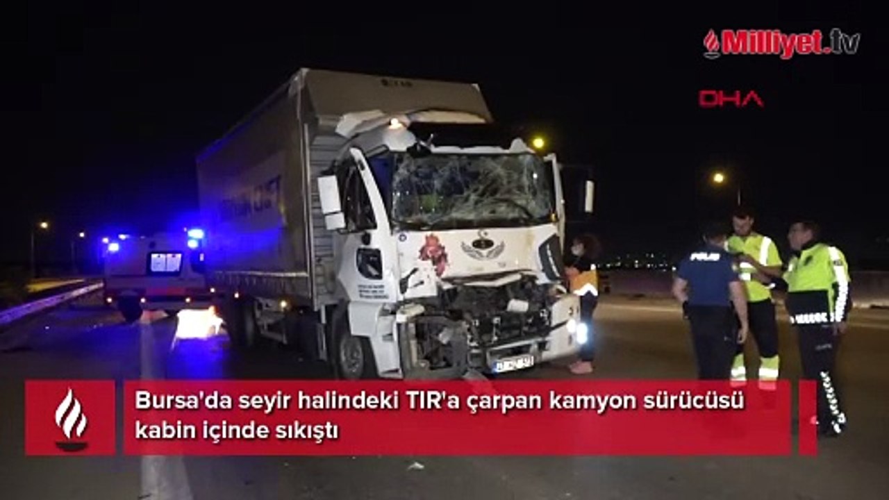 Bursa'da seyir halindeki TIR'a çarpan kamyon sürücüsü kabin içinde sıkıştı