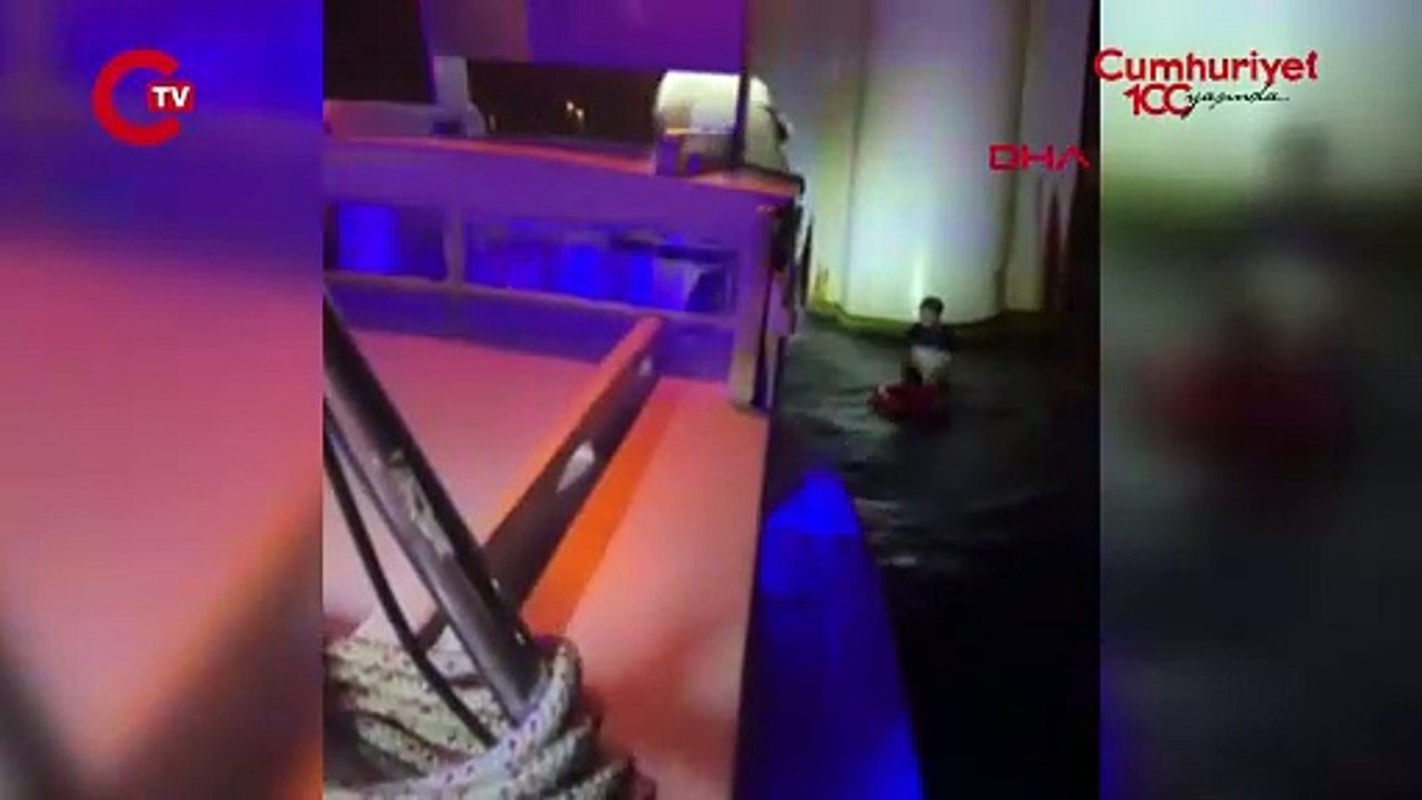 Haliç Köprüsü'nden denize düşen şahsı tur teknesi kaptanı kurtardı