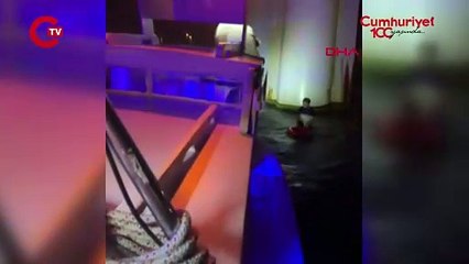 Haliç Köprüsü'nden denize düşen şahsı tur teknesi kaptanı kurtardı