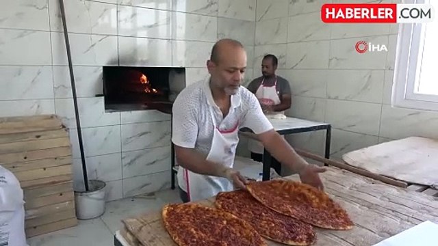 Kavurucu sıcakta çalışan fırıncıların ilginç serinleme yöntemi