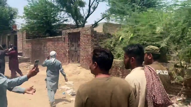 جڑانوالہ 237 گ ب قائمدین سے پولیس نے مویشی چور گرفتارکر لیے چورو کی تھانہ سٹی کے پولیس کے نوجوانوں کے ساتھ ہاتھا پائی ایک جانور موقع سے برآمد پولیس پیشہ ور چوروں سے مزید حالیہ دنوں میں چوری ہونے والے جانوروں کی برآمدگی کروائے #IGPunjab #cpofaisalabad #RPO