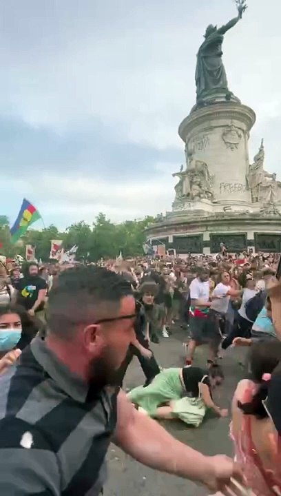 Les images hyper-violentes des filles de "Nemesis" lynchées à coups de poings et de pieds, hier soir, Place de la République à Paris alors qu'elles intervenaient lors d'une manifestation de gauche contre le Rassemblement National