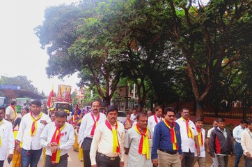 नाड प्रभु केम्पेगौड़ा के चित्र की शोभा निकाली