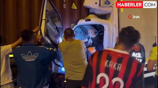 Arıza yapan tırın dorsesine çarpan kamyon saatler sonra alev aldı