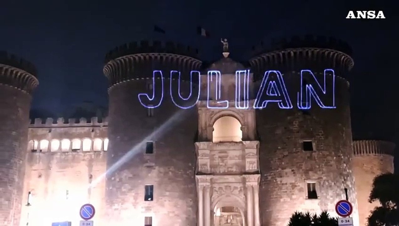 Assange libero, scritta con il laser sul Maschio Angioino