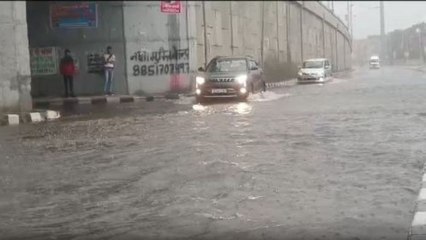 दिल्ली मेरठ एक्सप्रेसवे की सर्विस लेन पर भरा पानी, पहली बारिश बनी आफत