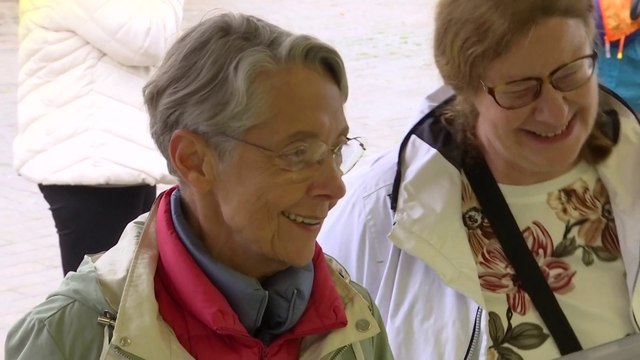 Législatives : en campagne, Elisabeth Borne tente de faire oublier les 49.3