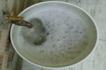 नलों में आ रहा गंदा पानी, लोग हो रहे परेशान, देखें वीडियो