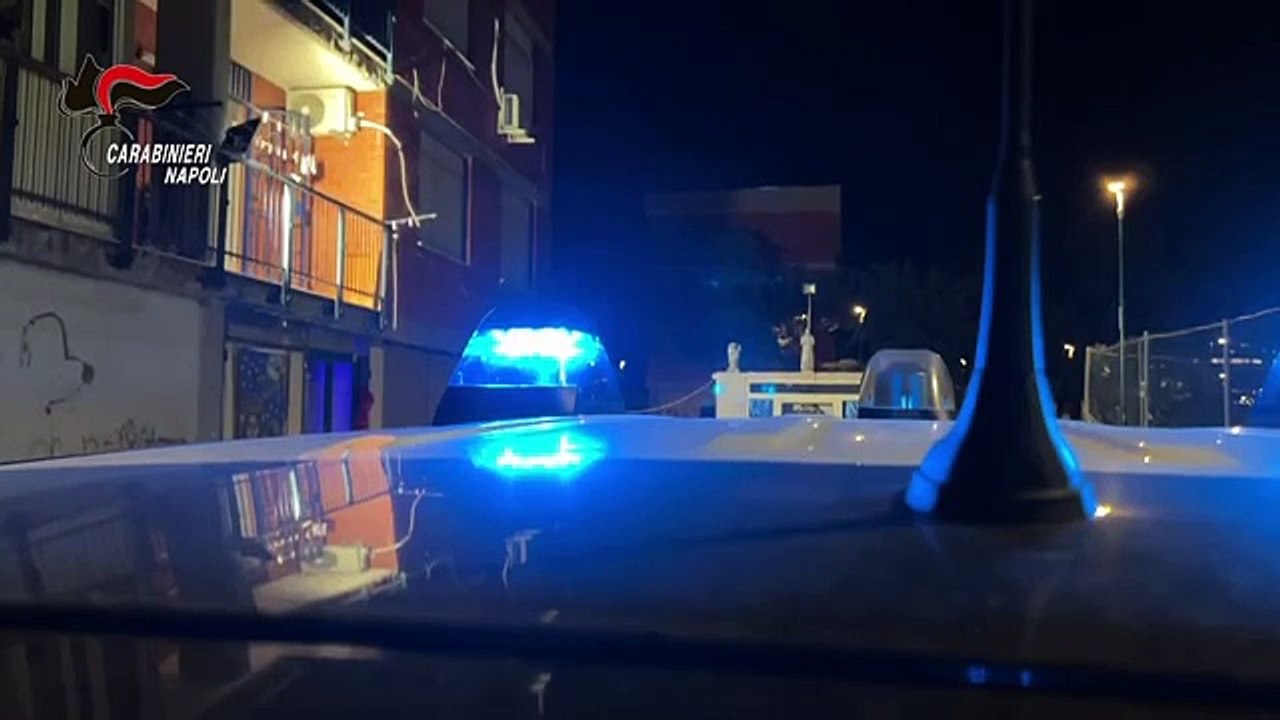 Minacce, percosse e cortei armati per una bambina contesa a Napoli