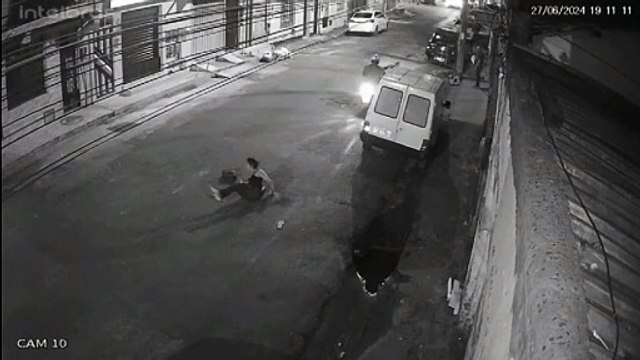 Homem arremessa mulher no chão para roubar bolsa na Cidade Baixa