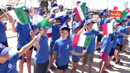 Mattarella a inaugurazione di Lega Navale Italiana, bambini lo accolgono sventolando Tricolore
