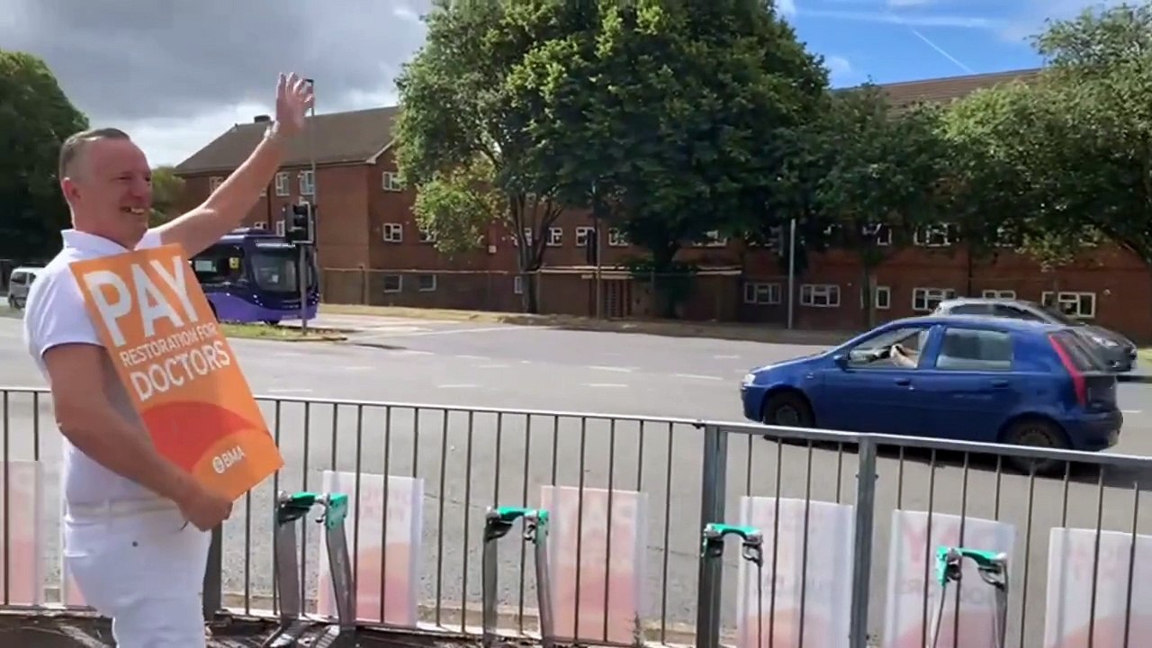 Junior doctors strike: View from Portsmouth QA Hospital picket line as industrial action continues