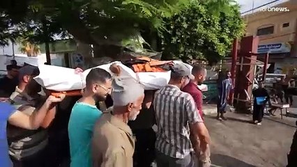 فلسطينيون يشيعون ثلاثة من عمال الدفاع المدني قتلوا في غارة إسرائيلية وسط قطاع غزة