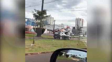 "Ele fez de novo!": Motorista de Golzinho segue andando pela ciclovia da Avenida Tancredo Neves