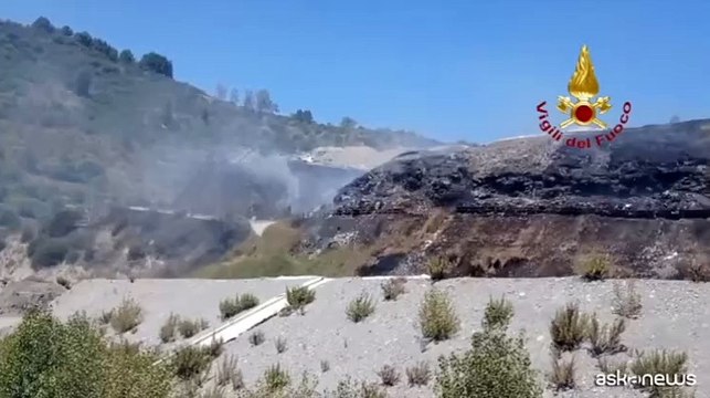 Messina, si lavora ancora per spegnere l'incendio alla discarica