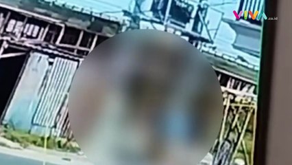 VIDEO Tukang Bangunan Tersambar Listrik dan Terpental