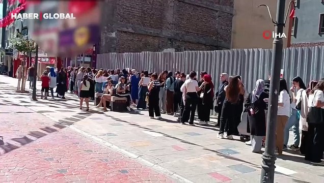 İndirim için uzun kuyruklar oluştu
