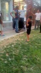 Önce Burger King, Starbucks şimdi baltalarla havuz baskını