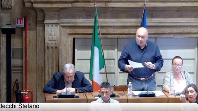 Bandecchi in consiglio comunale abbaia alla consigliera Fabrizi che lo contesta e va via