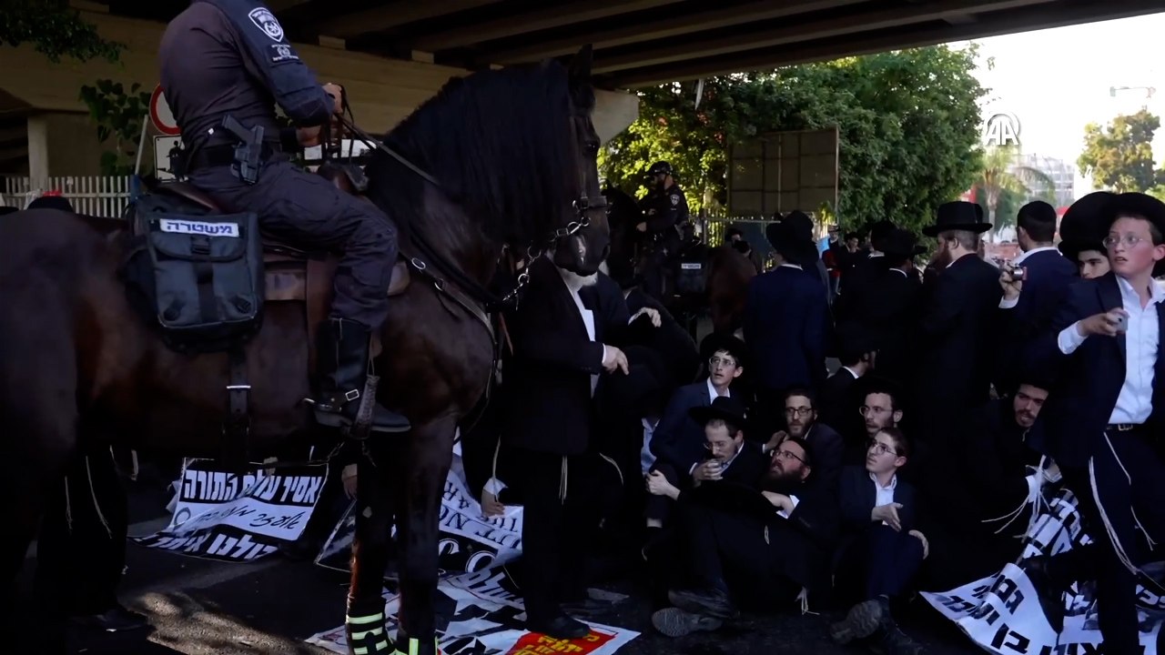 İsrail’in zorunlu askerlik hizmetini protesto etmek için otoyolu trafiğe kapattı
