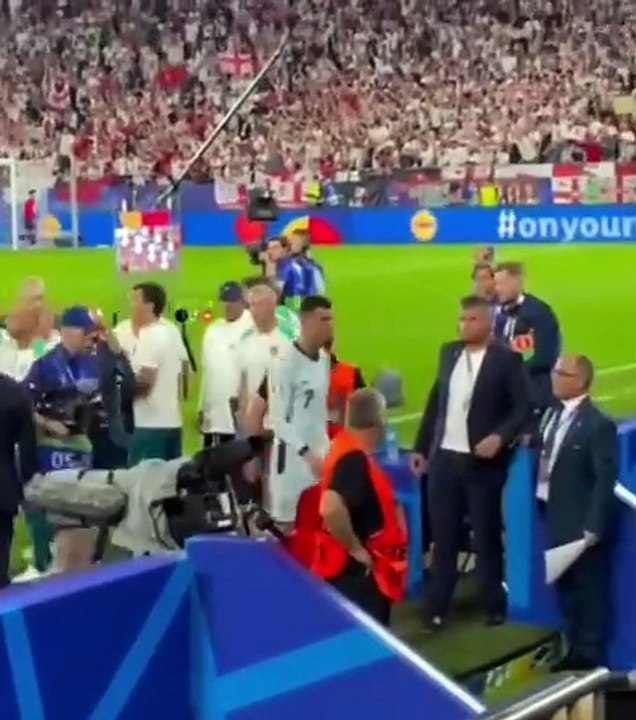 fã descontrolado atirou-se para cima de Cristiano Ronaldo