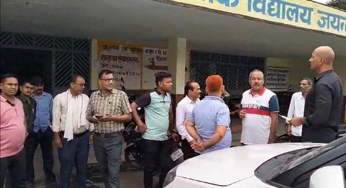 ढाई हजार रुपए की रिश्वत लेते संकुल का बाबू रंगेहाथ गिरफ्तार