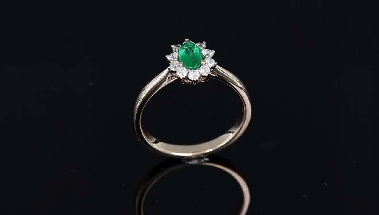 Anello con smeraldo da 0.37 ct modello Sunflower della collezione Nature realizzato dalla Gioielleria Casavola di Noci