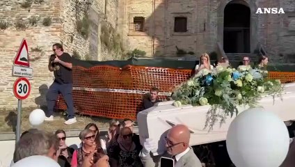 Thomas, applausi e palloncini accompagnano l'uscita del feretro