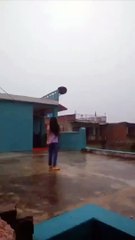 Jovem escapa por pouco de raio na Índia